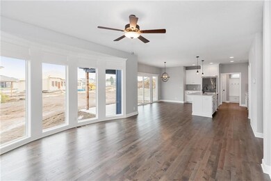 Beautiful open plan. So many windows. Gorgeous har