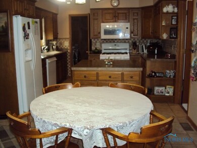 Eat-In Kitchen/Island