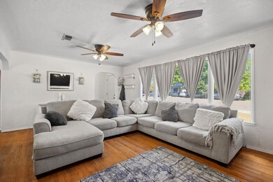 7 - Livingroom (2)