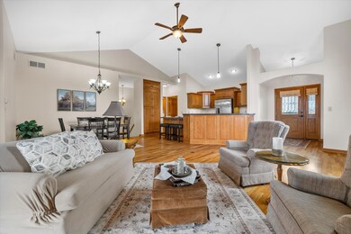 285 Cardinal Ridge Dr unit 285, Pewaukee, WI 53072 - photo 5