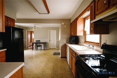 542 Winfield Ave, Findlay, OH 45840 - photo 4