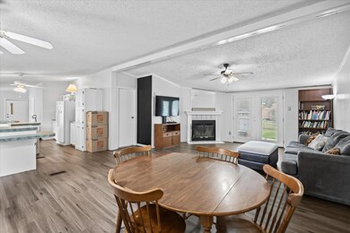 446 Capricorn Dr, Granbury, TX 76049 - photo 4