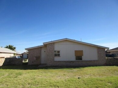 14517 Las Aguilas Dr, Horizon City, TX 79928 - photo 2