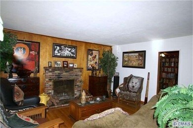 Large living room with plenty of room for entertai