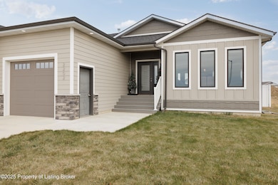 2202 Wahl St, Dickinson, ND 58601 - photo 3