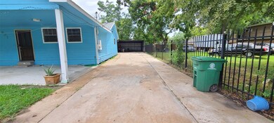 807 S Victory Dr, Houston, TX 77088 - photo 3