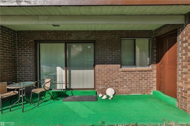 1575 Creekside Rd unit 8, Whitehall, PA 18052 - photo 3