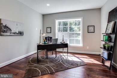 7613 Woodridge Cir, Alexandria, VA 22308 - photo 4