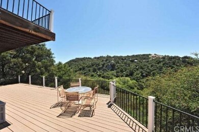 Dine alfresco on the lower Trex deck with panorami