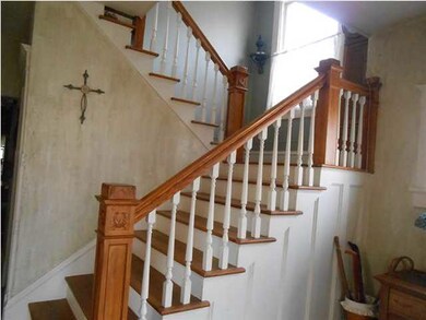 Look at this grand entry! Neutral decor and great 