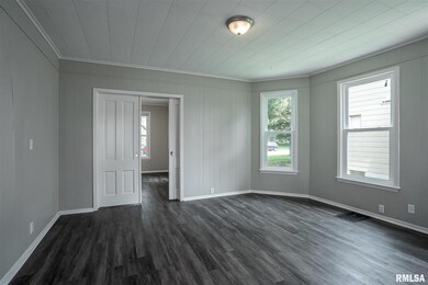 2023 W 5th St, Davenport, IA 52802 - photo 2