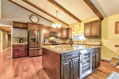 Kitchen w/island