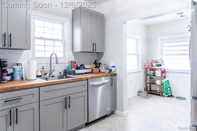 22799 Oakwood Ave, Eastpointe, MI 48021 - photo 3