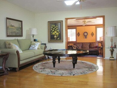 Living Rm to Family Rm