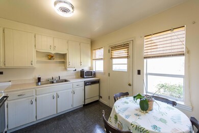 Classic kitchen w/ eat-in area