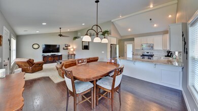 876 Holley Way, Central Point, OR 97502 - photo 7