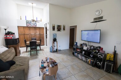 LIVING ROOM 01 - 83U3388