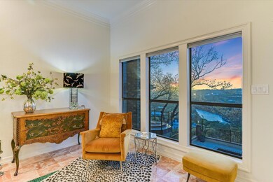 Sitting room with crown molding
