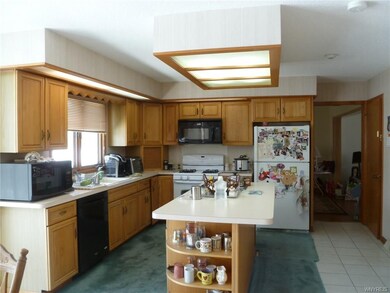 Spacious Kitchen with center Island