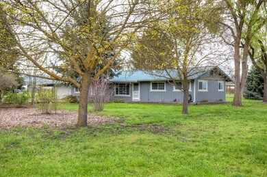 675 Maverick St, Central Point, OR 97502 - photo 2