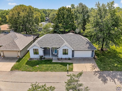 3724 SW Brook Lawn Cir, Topeka, KS 66610 - photo 4