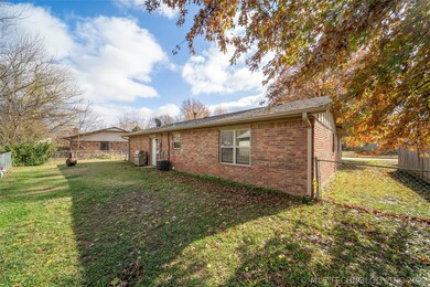 1108 W Will Rogers Ct, Claremore, OK 74017 - photo 2