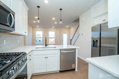 117 Peyton Place, New Brunswick, NJ 08901 - photo 5