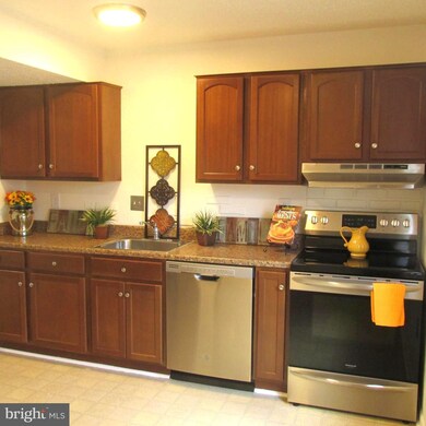 2565 Fox Ridge Ct unit 60, Woodbridge, VA 22192 - photo 4