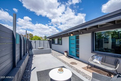 Private entrance w/ courtyard