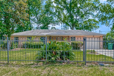 909 Marcolin St, Houston, TX 77088 - photo 6