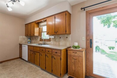 3301 Iris Ave NW, Cedar Rapids, IA 52405 - photo 6