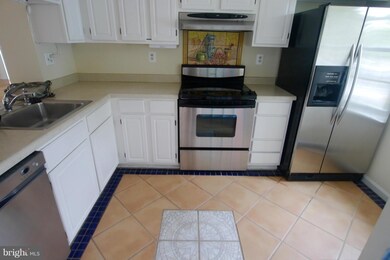 12532 Willow Spring Cir, Germantown, MD 20874 - photo 2