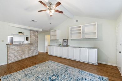 Make memories in this cozy living room! Enjoy vaul