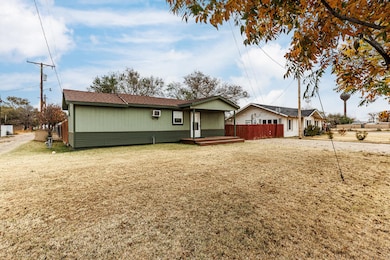 211 Chestnut St, Idalou, TX 79329 - photo 4