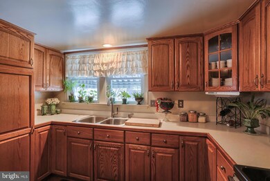 1637 E Derry Rd, Hershey, PA 17033 - photo 6