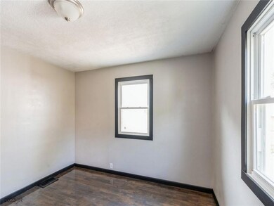 515 1st St S, Newton, IA 50208 - photo 7