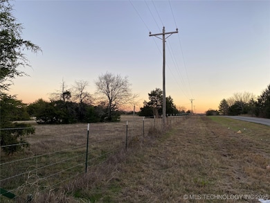 Looking south down Peanut Trail from the NW corner