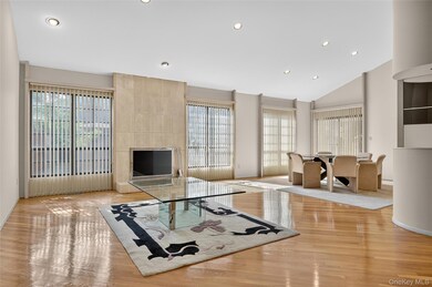 39 Bluebird Hill Ct, Manhasset, NY 11030 - photo 4