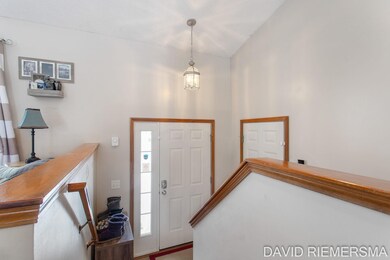 26-web-or-mls-11557 Ridgeway Dr, Holland