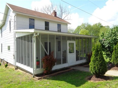COUNTRY CHARMER - SCREENED IN FRONT PORCH