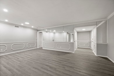 Mirrors and box moulding everywhere!