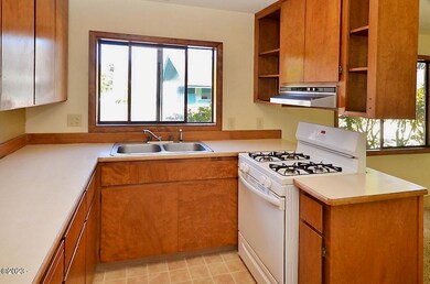 Kitchen w/Gas Range