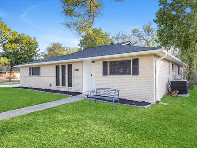 17022 Blackhawk Blvd, Friendswood, TX 77546 - photo 2