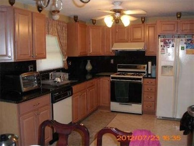 31 Gunther Ct, Dracut, MA 01826 - photo 2