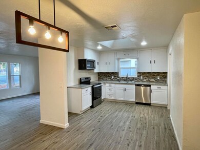 325 SE M St, Grants Pass, OR 97526 - photo 4