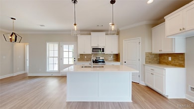 Kitchen with Breakfast Bar/Work Island