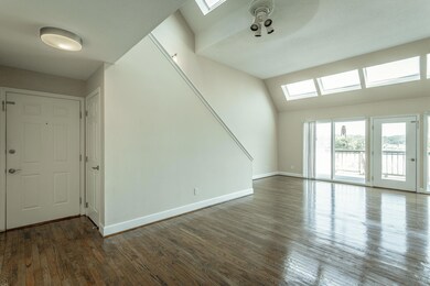 Frontdoor with living room