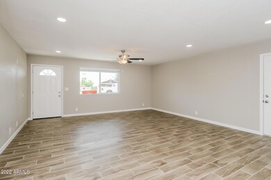 002-photo-living-room-11684452