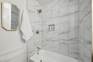 Bathroom with toilet and bathing tub / shower com