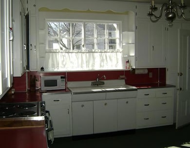 Kitchen. Big sunny kitchen. Can t...
